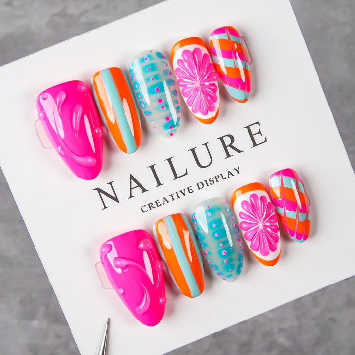 Künstlerische Press-On-Nagelset mit lebhaften Designs