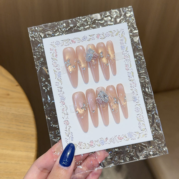 Kunstnägel mit Romantischen Blumen- und Glitzerdetails Karnz
