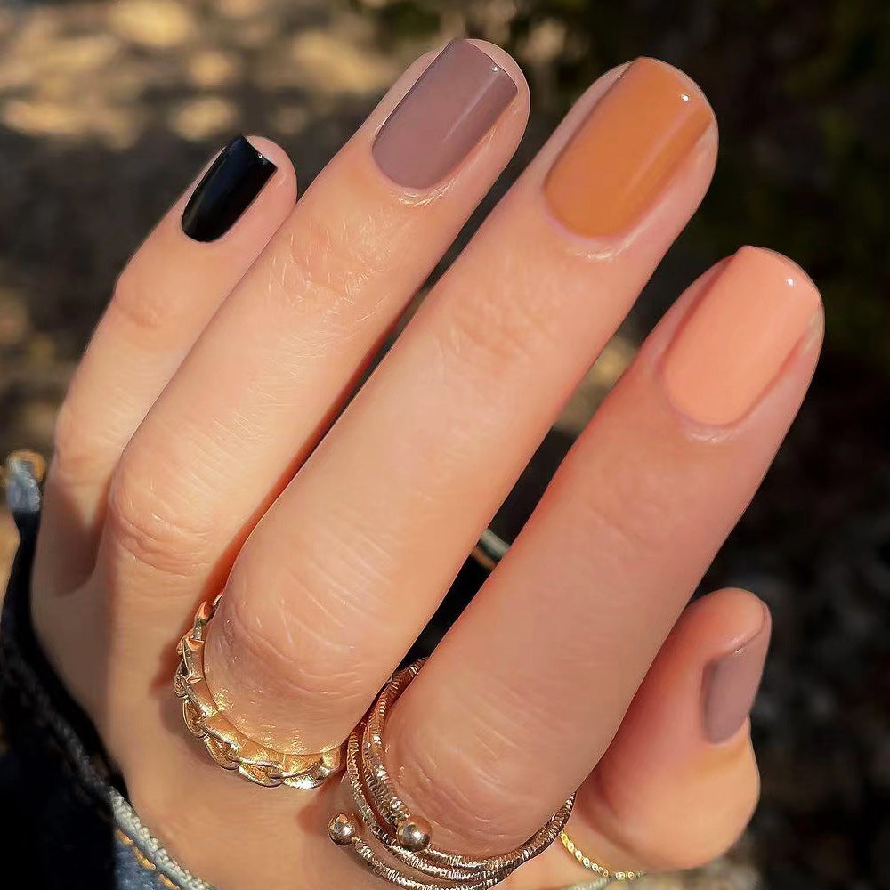 Kunstvolle Nagelverlängerungen mit elegantem Blattmuster Karnz