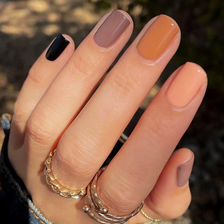 Kunstvolle Nagelverlängerungen mit elegantem Blattmuster Karnz
