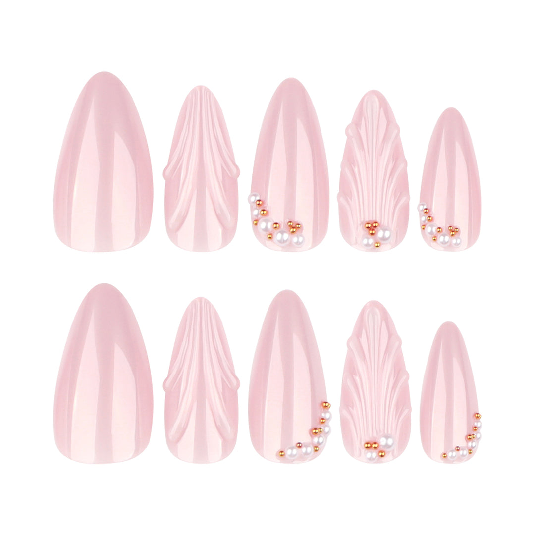 Elegante Stiletto-Nägel mit Schimmer-Design und Perlenverzierungen Karnz