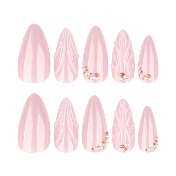 Elegante Stiletto-Nägel mit Schimmer-Design und Perlenverzierungen Karnz