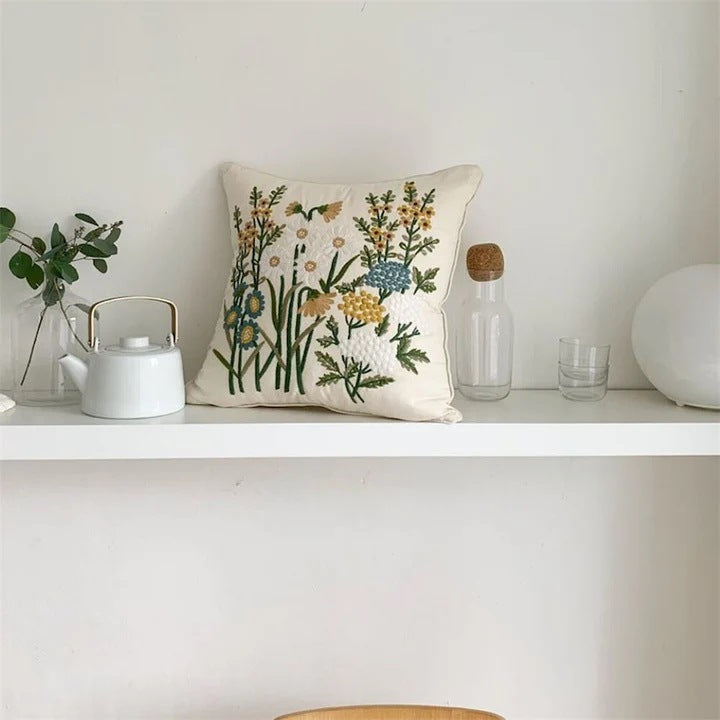 Quadratischer Kissenbezug mit handgesticktem Wildblumen‑Relief, Leinen‑Baumwollmix und verdecktem Reißverschluss Karnz