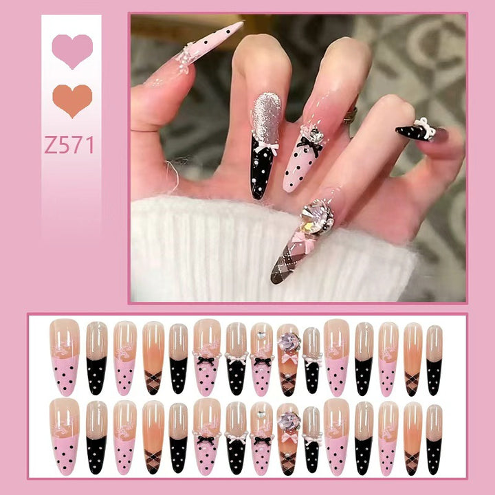 Kunstnagelset mit glamourösen 3D-Applikationen und festlichem Design Karnz