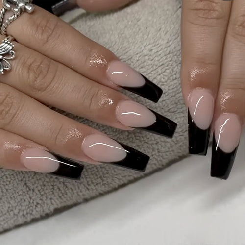 Kunstnagelset mit herausragendem French Design Karnz