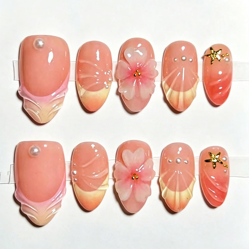 Kunstnagelset mit eleganten floralen Verzierungen und luxuriösem Glanz Karnz