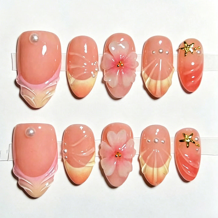Kunstnagelset mit eleganten floralen Verzierungen und luxuriösem Glanz Karnz