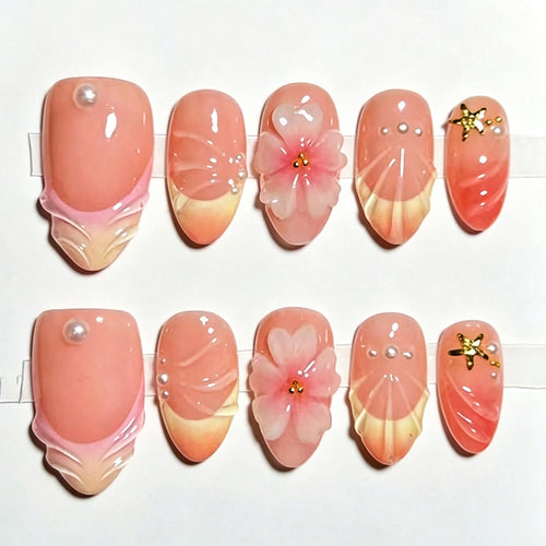 Kunstnagelset mit eleganten floralen Verzierungen und luxuriösem Glanz Karnz