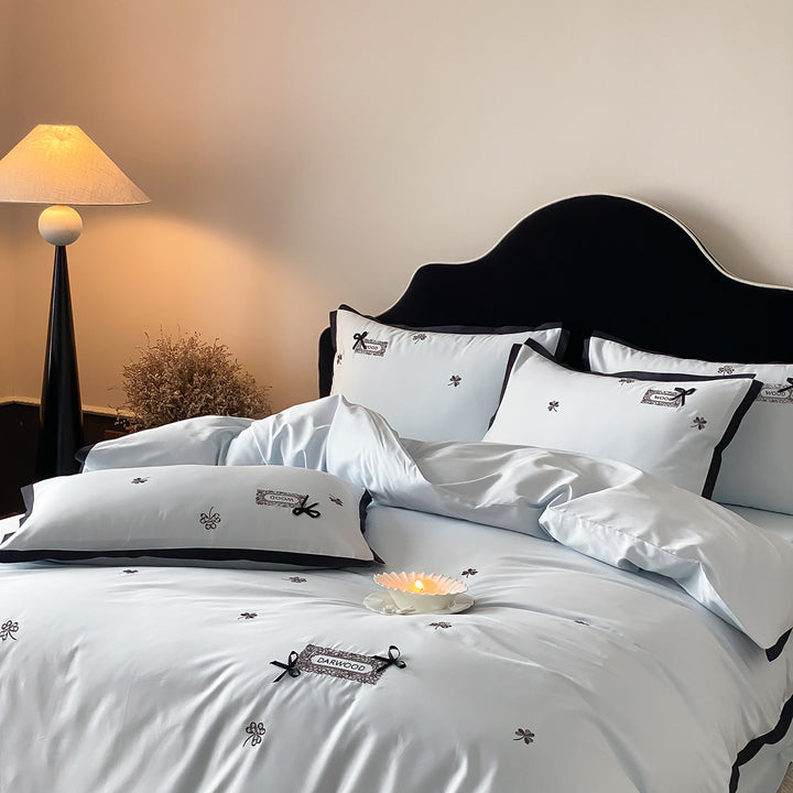 Besticktes Baumwollsatin Bettbezug-Set mit kontrastierendem Paspelrand und Schleifenapplikation