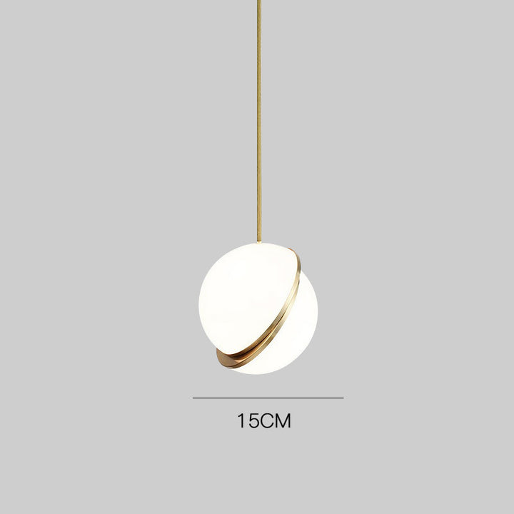 Moderner minimalistischer Pendelleuchte mit eleganten goldenen Akzenten