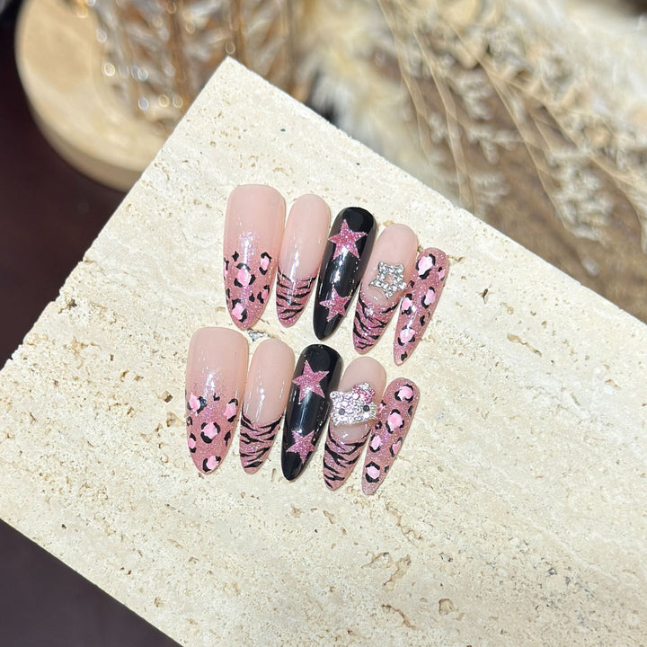 Stylische Tierdruck Press-On Nagelkunst