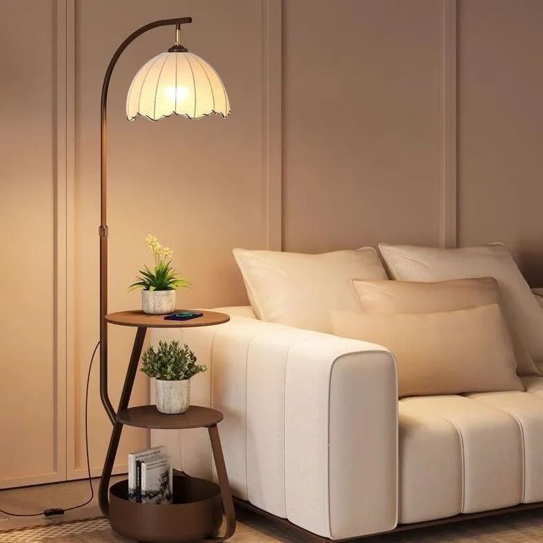 Moderne Stehlampe mit Regalen