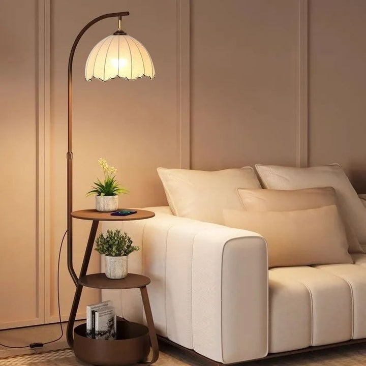 Moderne Stehlampe mit Regalen