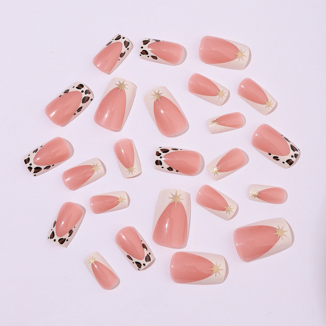 Kreatives Kunstnagelset mit eleganten Leoparden- und Glitzerakzenten Karnz