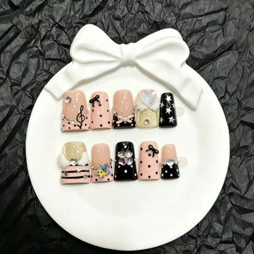 Dekoratives Press-On Nail Art Set mit einzigartigen Charms