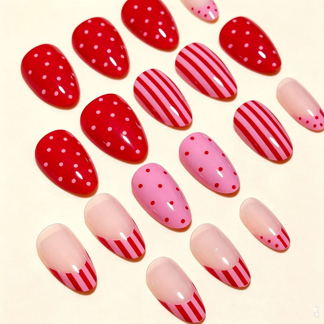 Künstlerisches Nageldesign mit Herz und Streifen Karnz