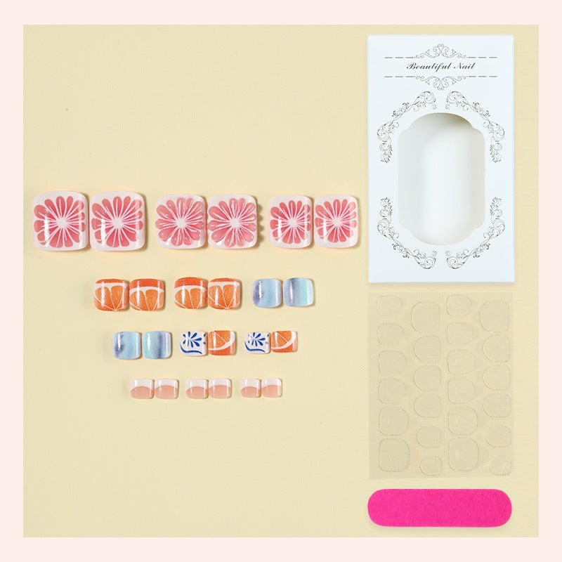 Kreatives Kunstnagelset mit floralen und bunten Designs Karnz