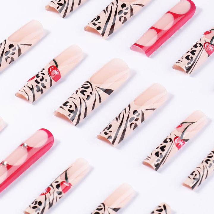 Künstlerische Press-On Nageldesigns