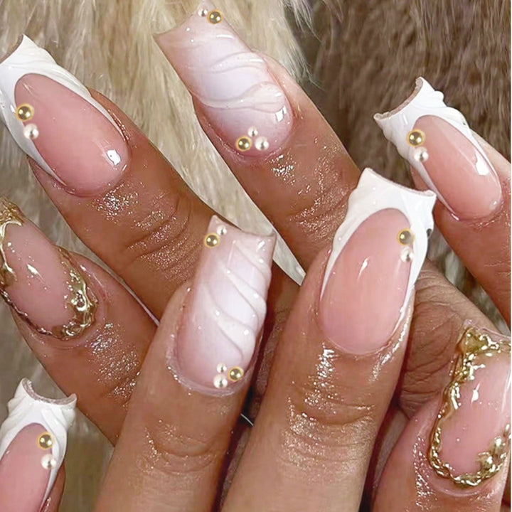 Kunstnagelset mit elegante 3D-Verzierungen und goldenen Akzenten Karnz