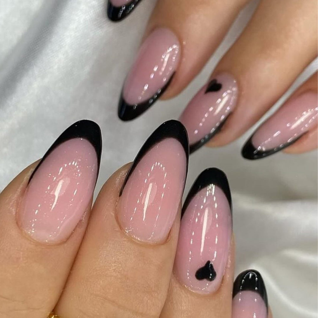 Elegante Stiletto Press-On Nagelspitzen mit Herz-Akzenten