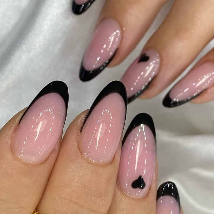 Elegante Stiletto Press-On Nagelspitzen mit Herz-Akzenten