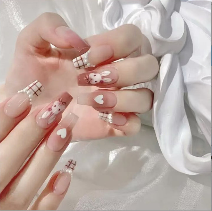 Glamouröse Nagelkunst mit Perlen und Glitzer Karnz