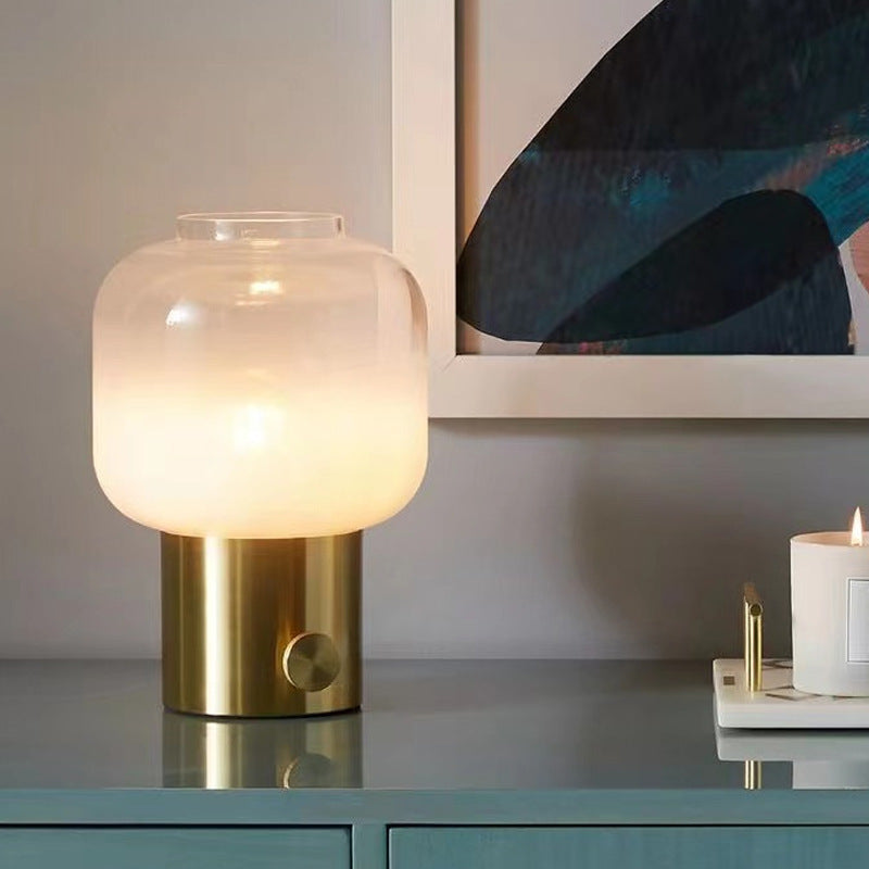 Moderne Glastischlampe mit Messingbasis