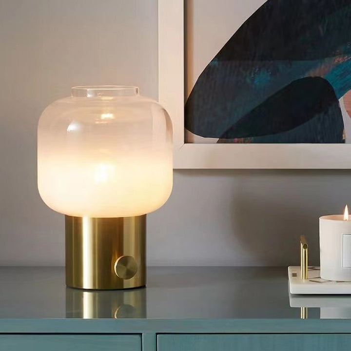 Moderne Glastischlampe mit Messingbasis