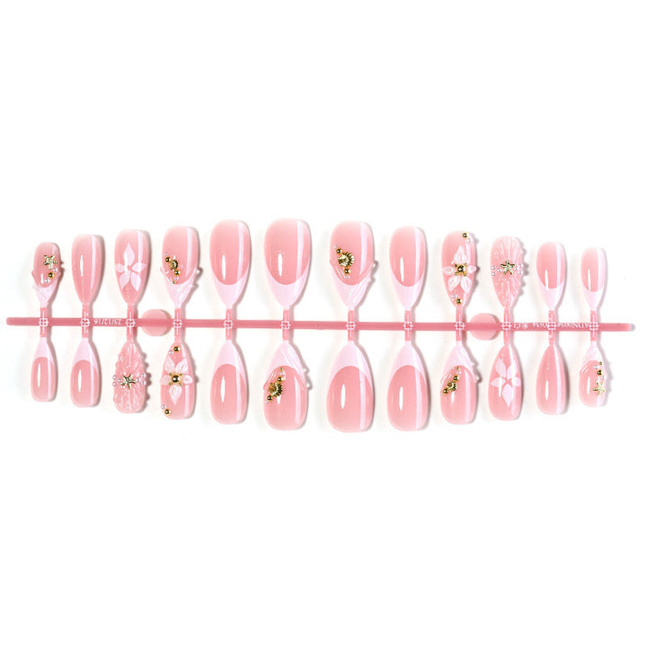 Kreatives Kunstnagelset mit floralen und eleganten Akzenten Karnz
