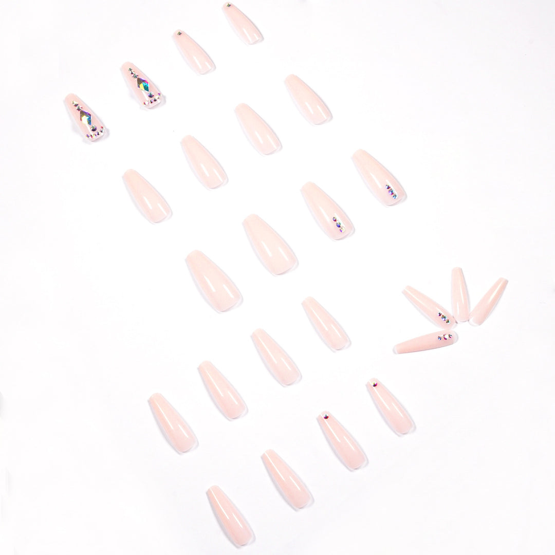 Glamouröse Nagelverlängerungen mit Strassverzierungen Karnz