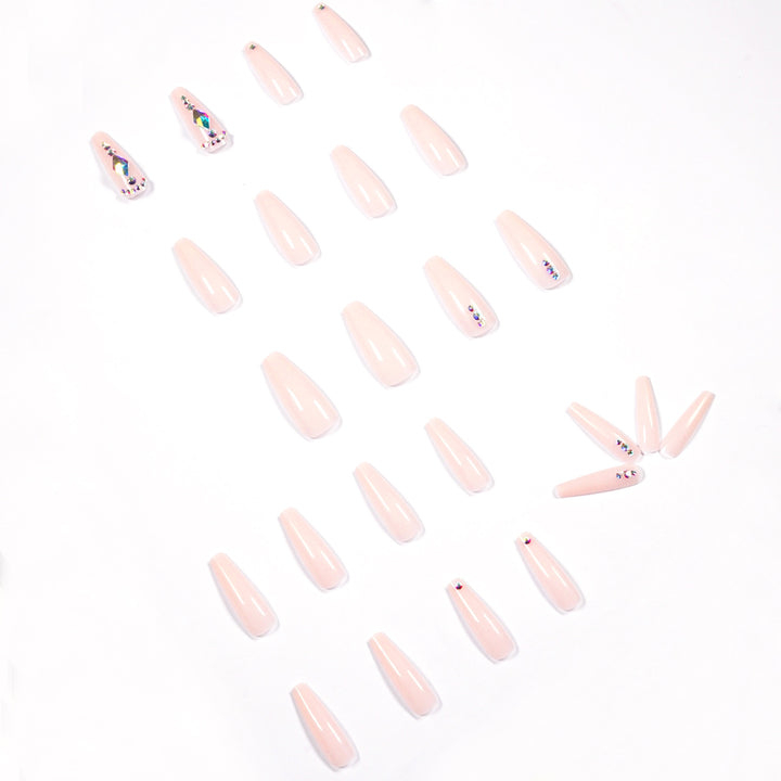 Glamouröse Nagelverlängerungen mit Strassverzierungen Karnz