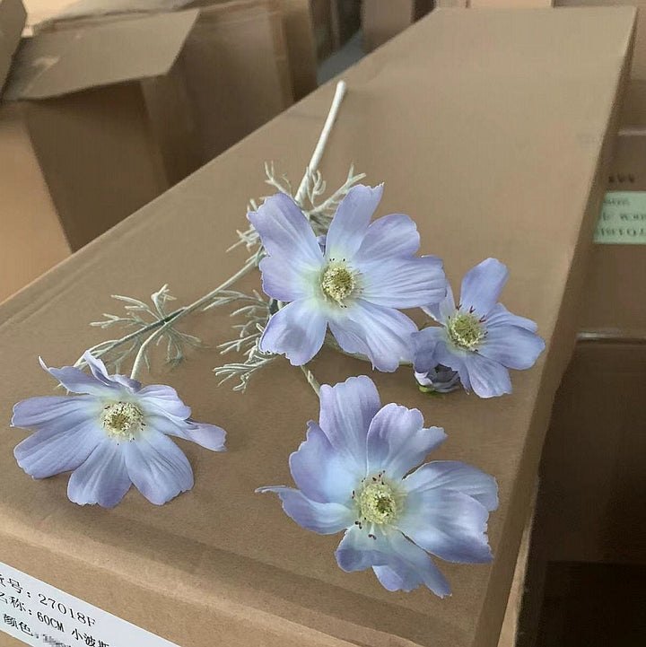 Lebensechte Cosmos-Blume Stiel