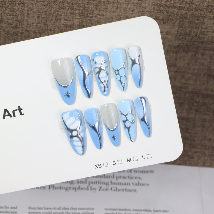 Künstlerisches Press-On Nail Set mit metallischen und kristallenen Akzenten Karnz