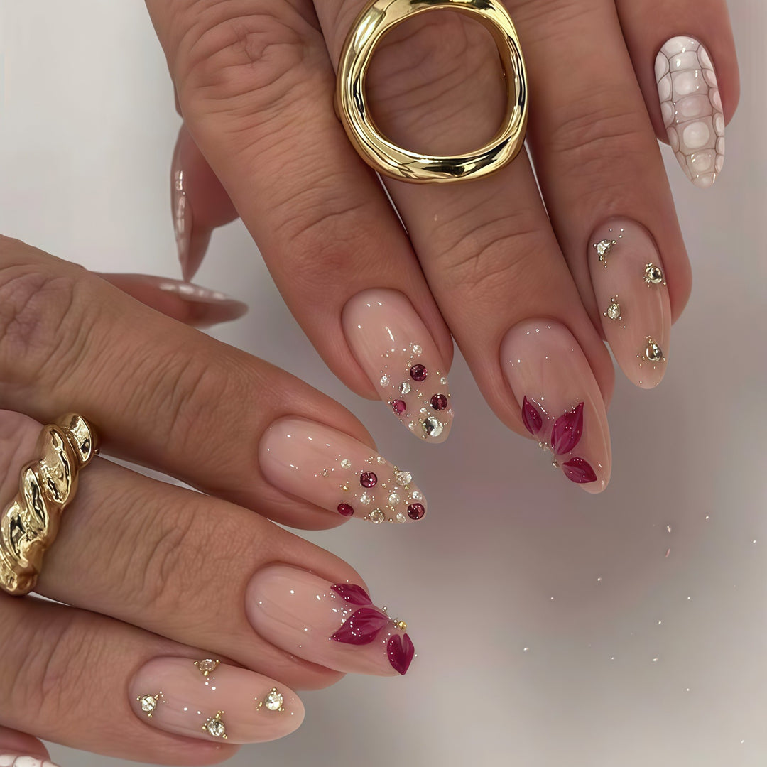 Glamouröse dekorative Nagelkunstverlängerungen Karnz
