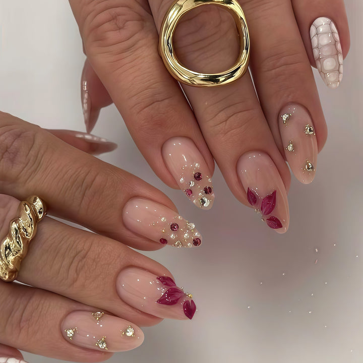 Glamouröse dekorative Nagelkunstverlängerungen Karnz