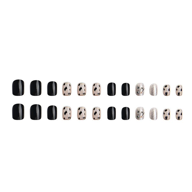Kreatives Kunstnagelset mit eleganten Tierakzenten Karnz