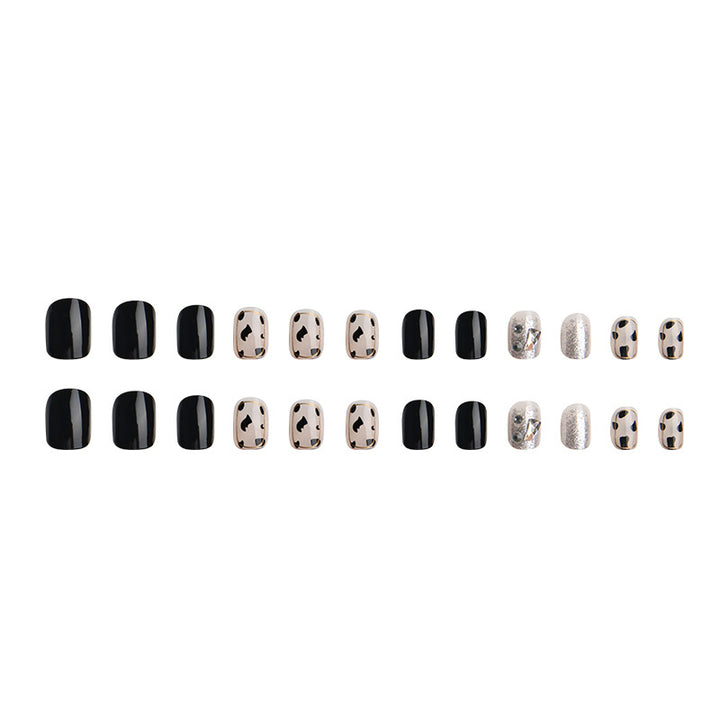 Kreatives Kunstnagelset mit eleganten Tierakzenten Karnz