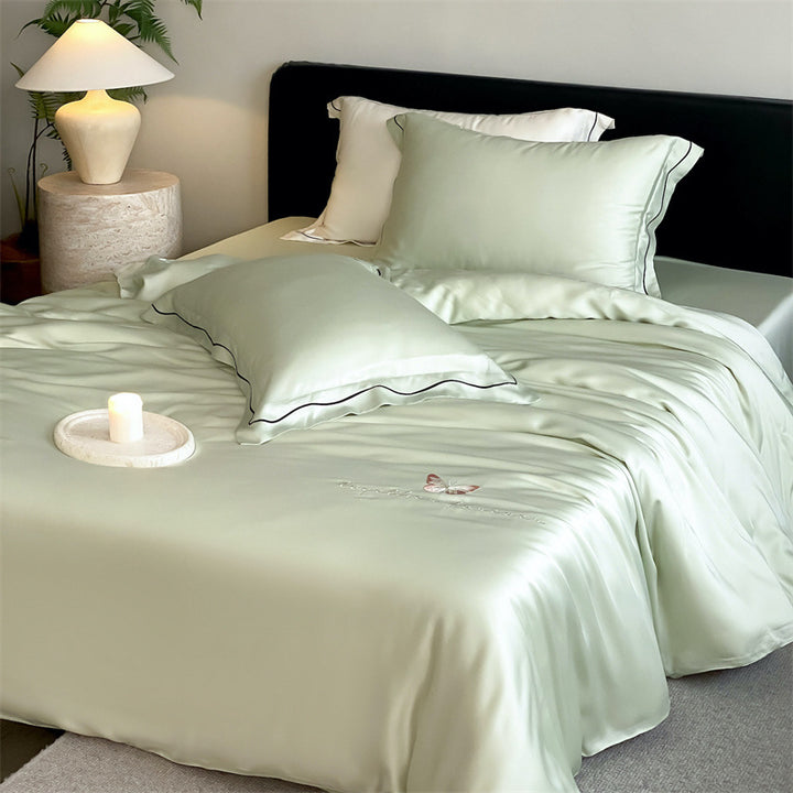Elegante Satin-Bettwäschegarnitur mit feiner Paspel und gesticktem Schmetterling