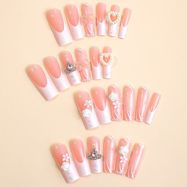 Kunstnagelset mit glamourösen Designs und dekorativen Applikationen Karnz