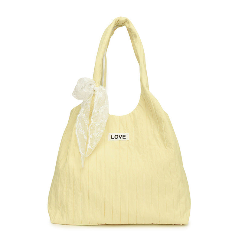 Freizeit-Tasche mit Strukturiertem Design und Verspieltem Schal Karnz