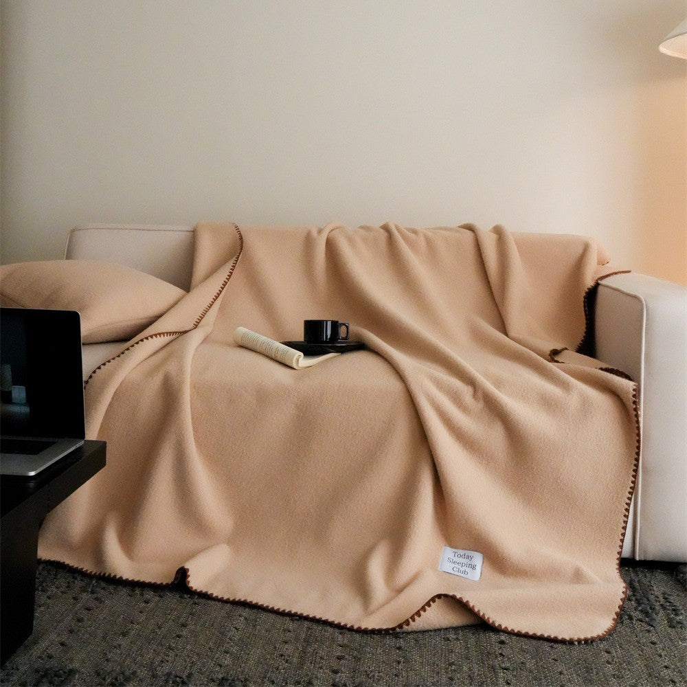 Wohndecke- und Kissen-Set aus flauschigem Fleece mit kontrastierender Ziernaht