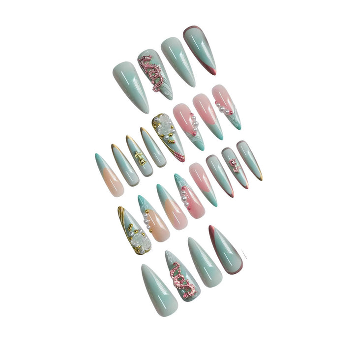 Luxuriöse Stiletto-Nagelverzierung mit floralen Akzenten Karnz