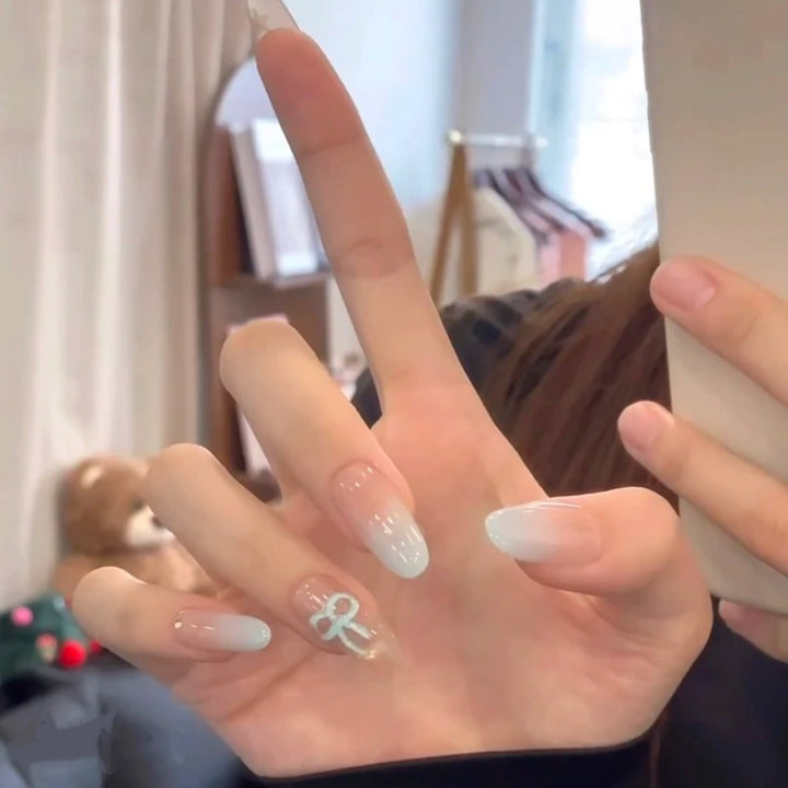 Künstlerisches Press-On Nagelset mit Glitzer und floralen Akzenten Karnz