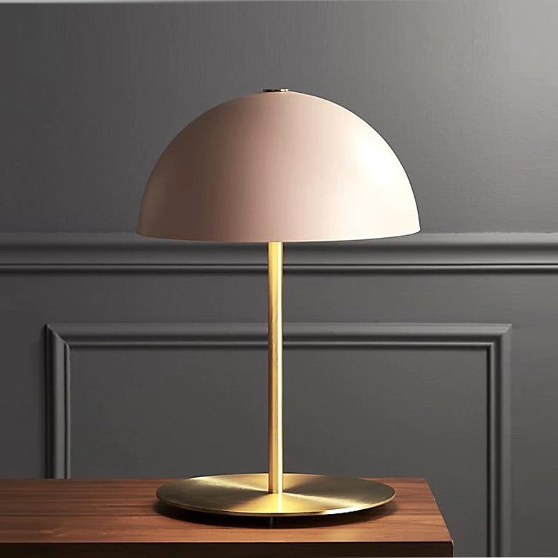 Moderne Minimalistische Tischlampe mit goldener Basis