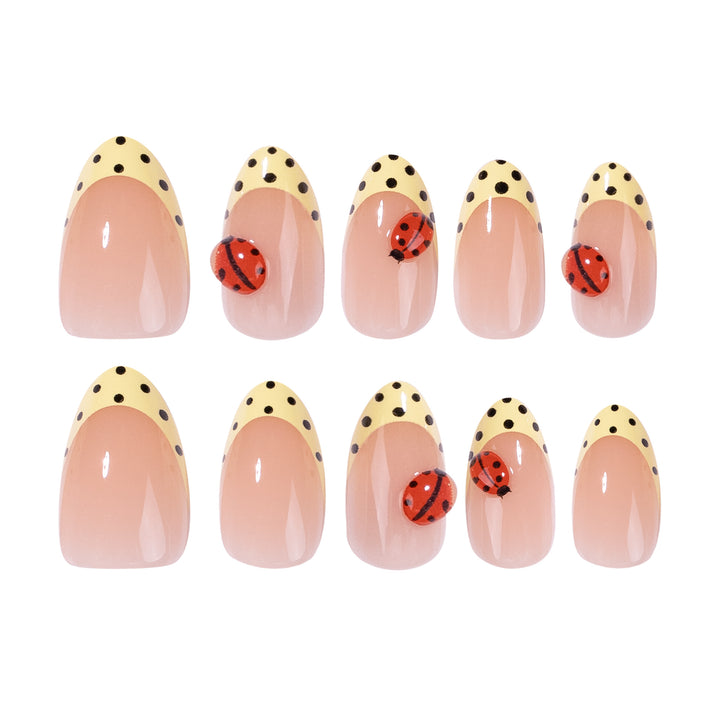 Kreative Nagelkunst mit Marienkäfer-Motiven Karnz