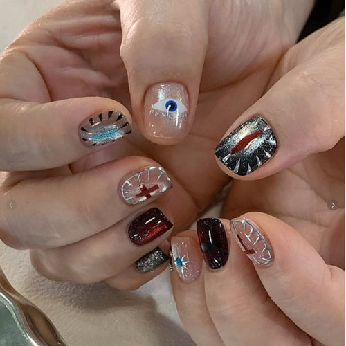Künstlerisches Press-On Nail Design Set mit einzigartigen symbolischen Akzenten Karnz