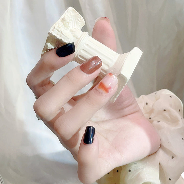 Elegantes Press-On-Nagelset mit abstrakten Designs