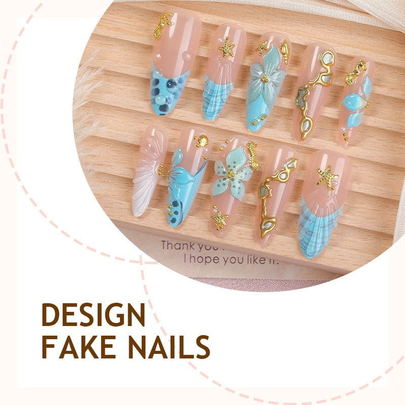 Kunstnagelset mit maritimen Motiven und glamourösen Verzierungen Karnz