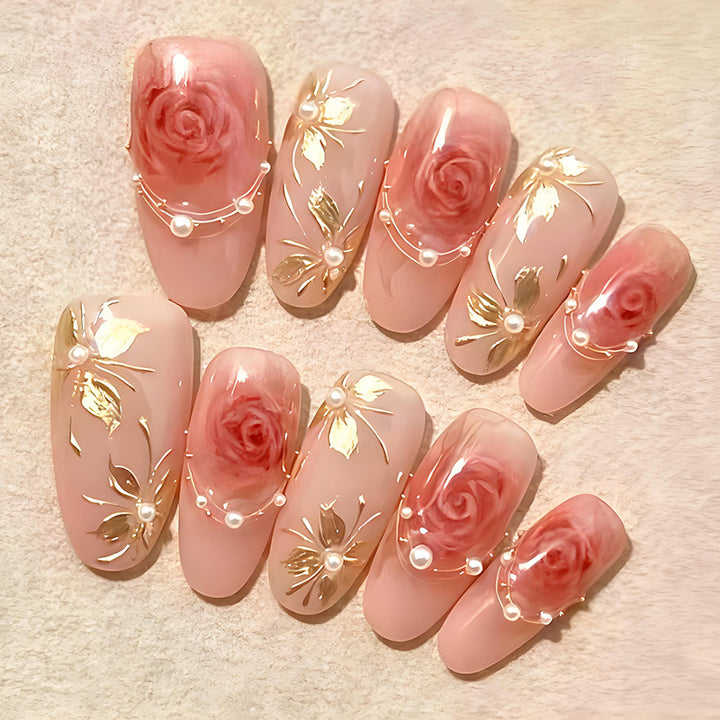 Kunstnagelset mit romantischen Rosenmotiven und goldenen Verzierungen Karnz