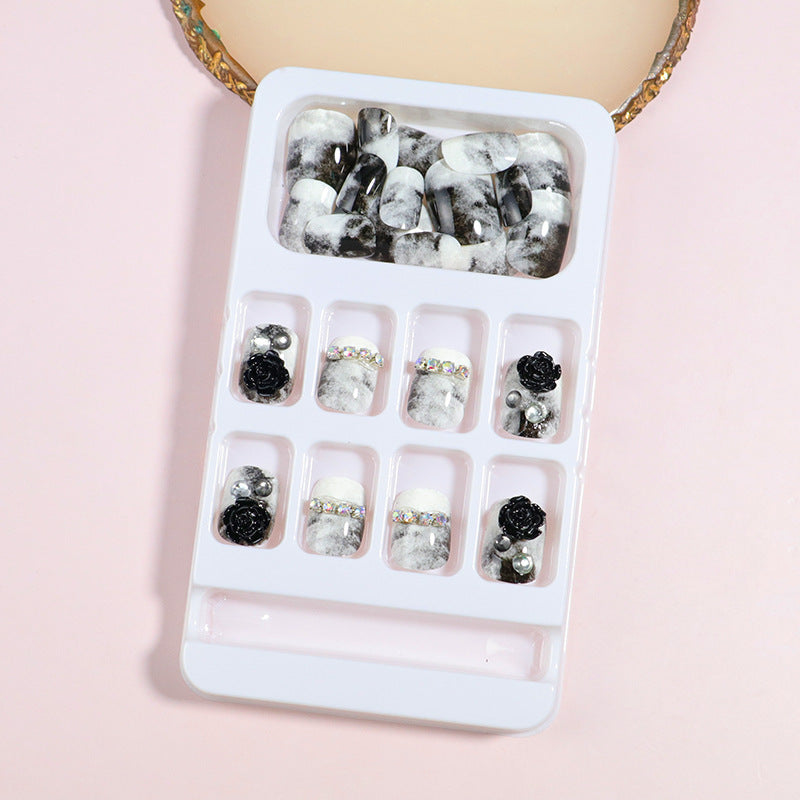 Dekorativer Press-On Nail Art Set mit Schleifenakzenten Karnz